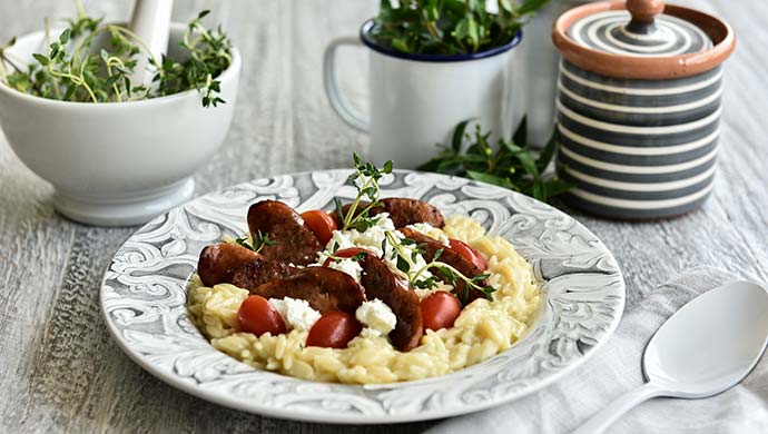 KRITHAROTO ME MERAKLIDIKO KAYTERO LOUKANIKO FETA KAI TOMATINIA INNER