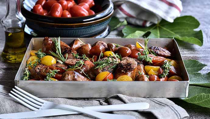 LOUKANIKA SIGOPSIMENA STON FOURNO ME POLIXROMA TOMATINIA KAI FRESKA MYRODIKA INNER