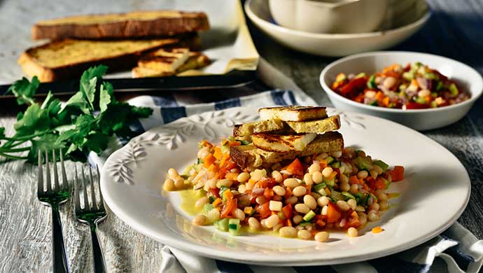 SALATA ME FASOLIA VANILIES PSILOKOMMENA LAXANIKA PSITO XALOUMI KAI FRIGANISMENO PSOMI INNER