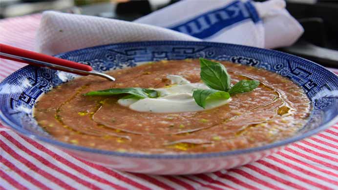 kria tomatosoupa me avokanto 692x390