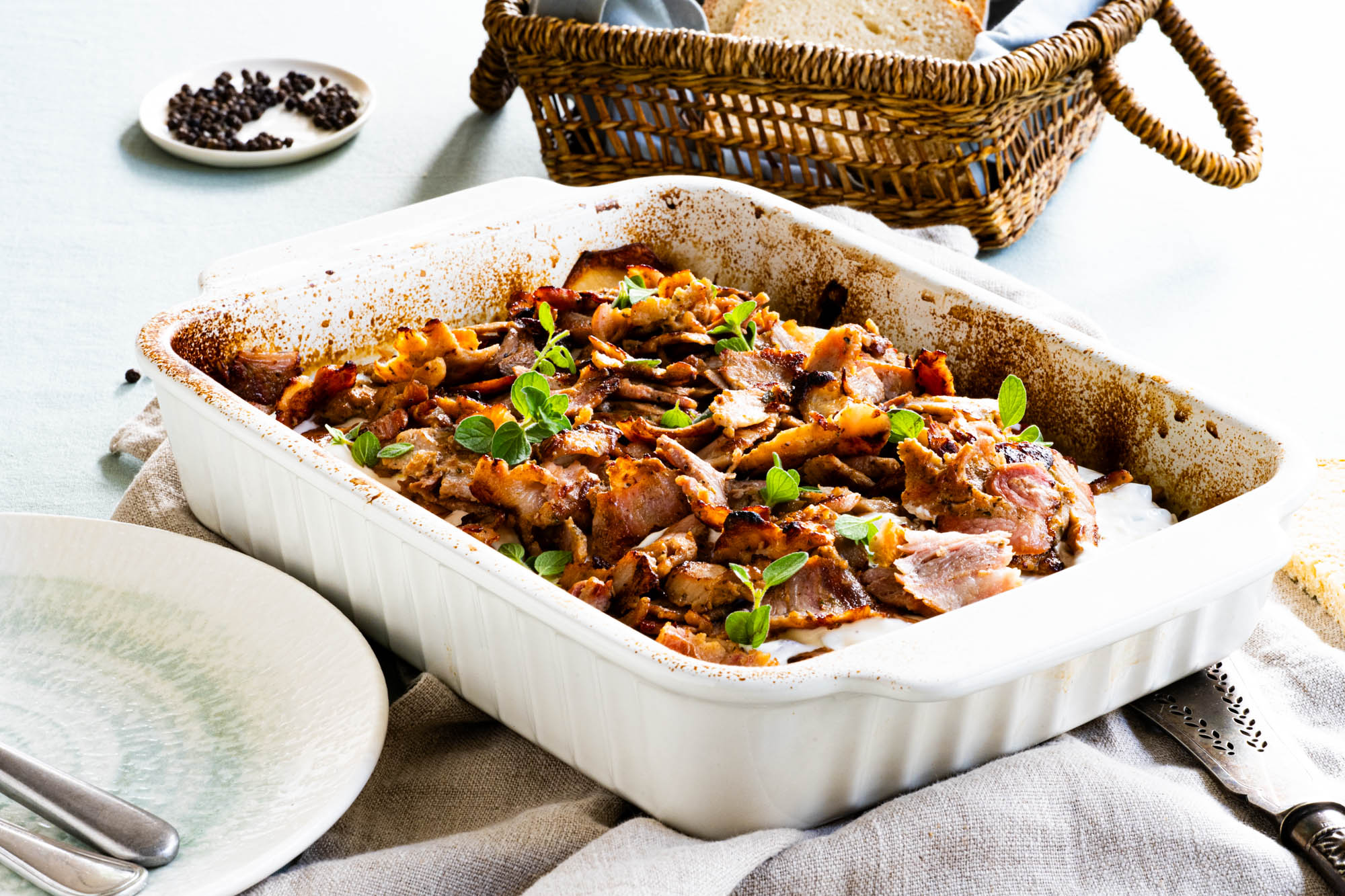 PATATES-FETES-KREMMYDIA-TOMATES-FOURNO-GIAOURTI-GYRO-XOIRINO