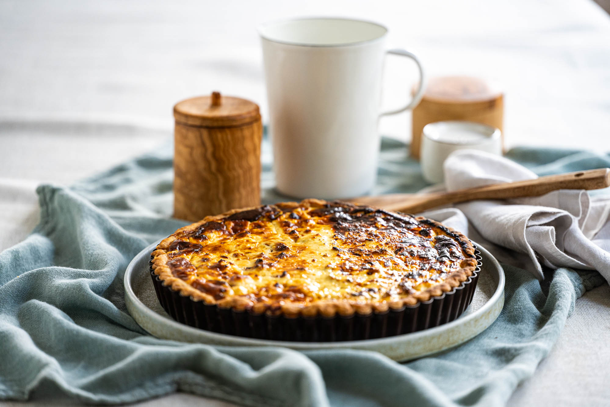 TARTA-GIAOURTIOU-FETA-LIASTH-TOMATA-SOUTZOUKI-FRESKO-KREMMYDAKI