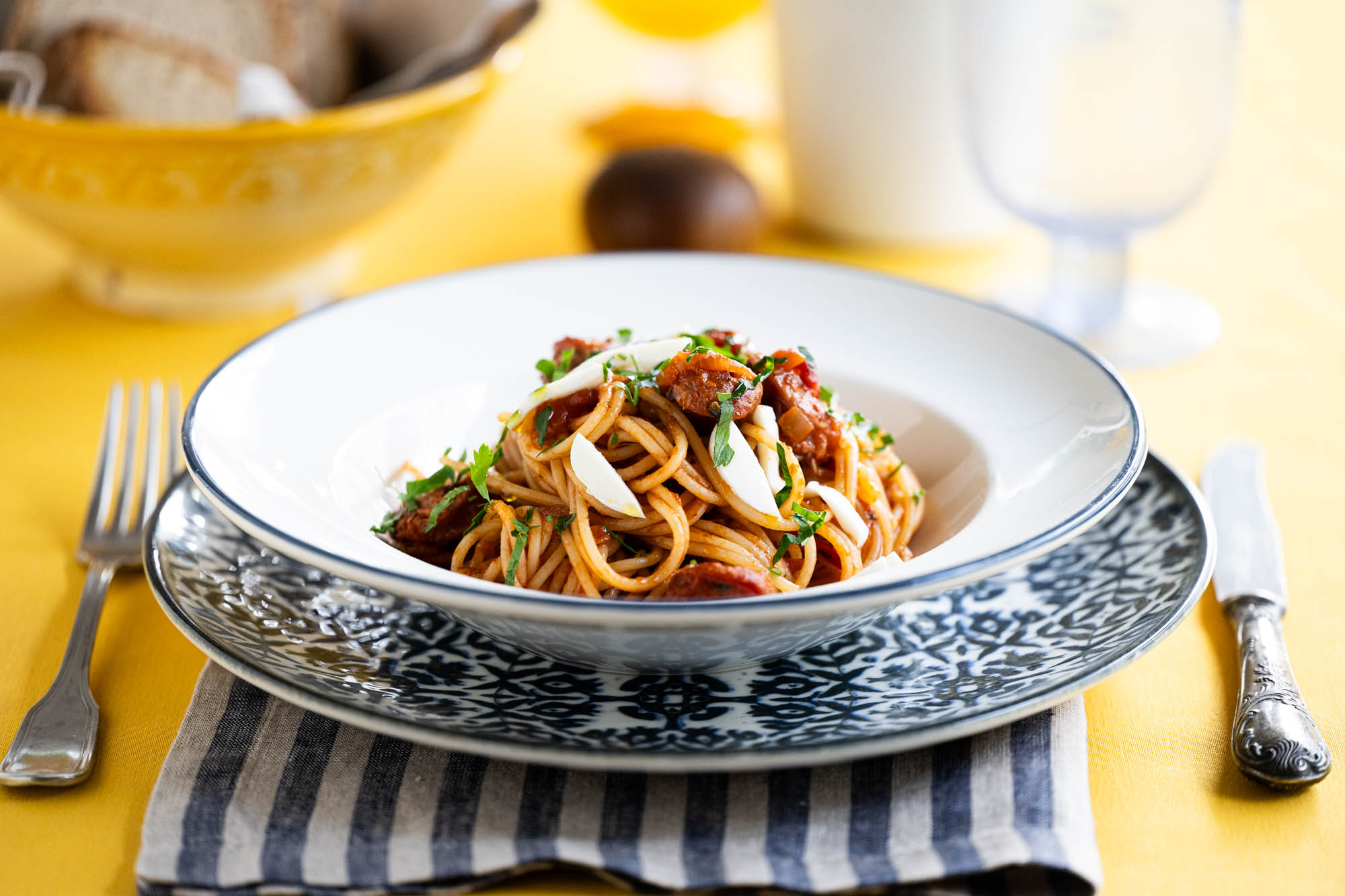SPAGHETTI-XORIATIKO-LOUKANIKO-SALTSA-TOMATAS-PIPERIA-FLORINIS-MOZZARELLA