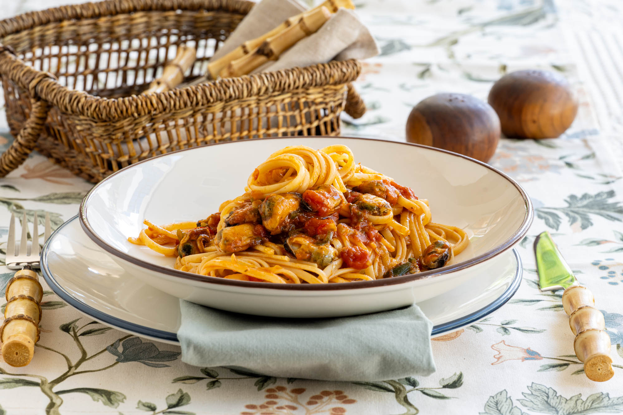 LINGUINE-MIDIA-CHILI-FRESKO-KREMMIDAKI-LEFKO-KRASI-SALTSA-TOMATAS