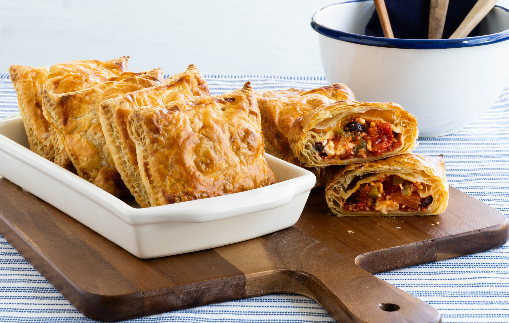 PIZZA-POCKET-SALTSA-TOMATAS-FETA-KREMMYDI-ELIES-PRASINI-PIPERIA-TOMATINIA