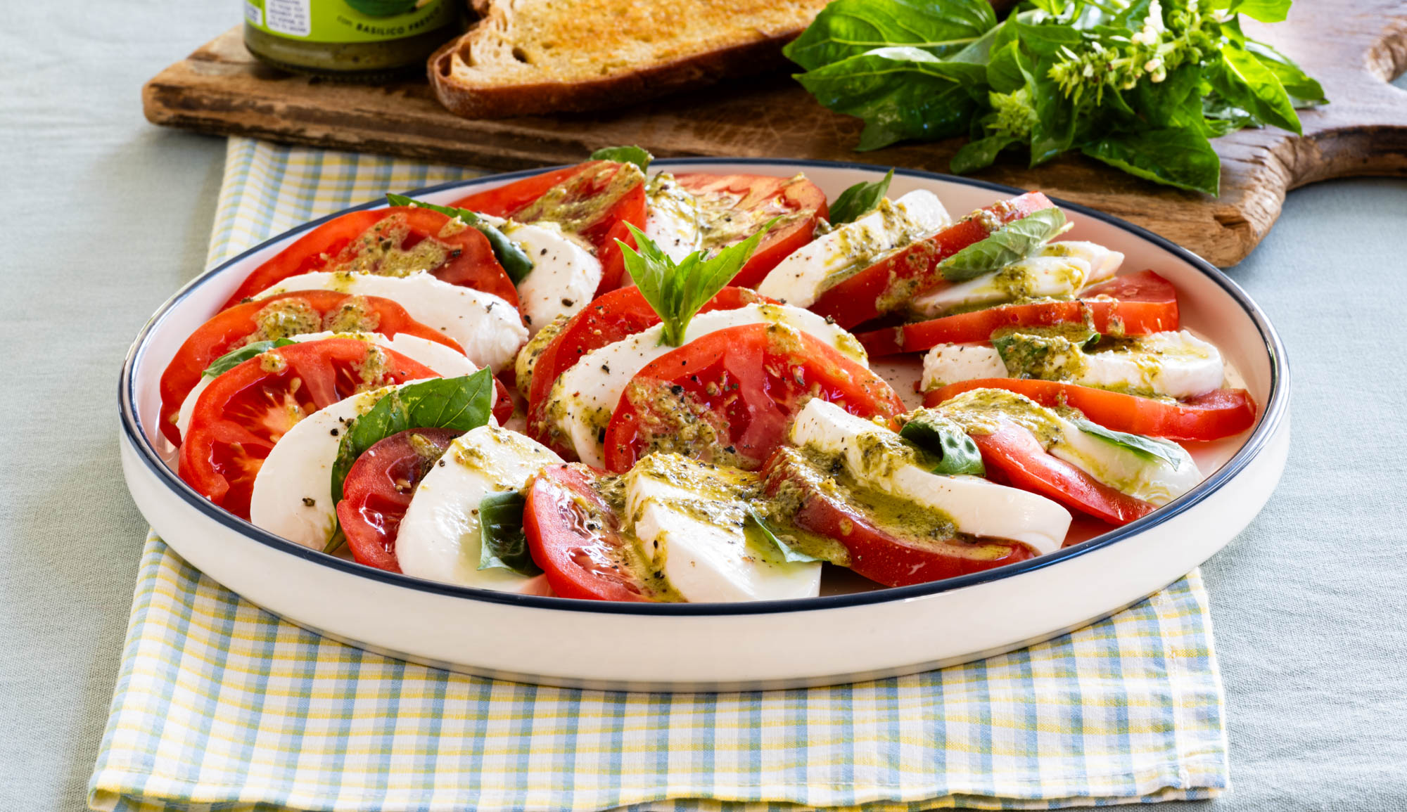 SALATA-CAPRESE-PESTO-FRIGANISMENO-ZIMOTO-PSOMI
